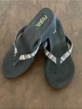 Flojos Black Flip Flop Sandals with brown tan Patterned Straps new
